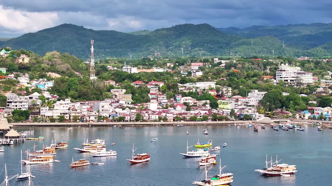 ciudad costera con puerto y montañas