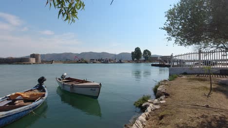 Ruhiger-Blick-über-Kleine-Fischerboote-Am-Fluss-Am-Sonnigen-Nachmittag