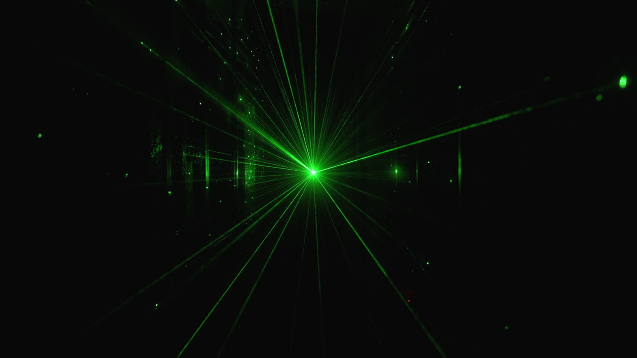 안개 속에서 녹색 광선을 쏘는 나이트클럽 레이저