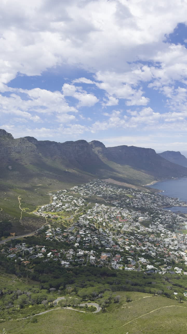 una impresionante vista aérea de ciudad del cabo y la cabeza de león en un día soleado junto al océano