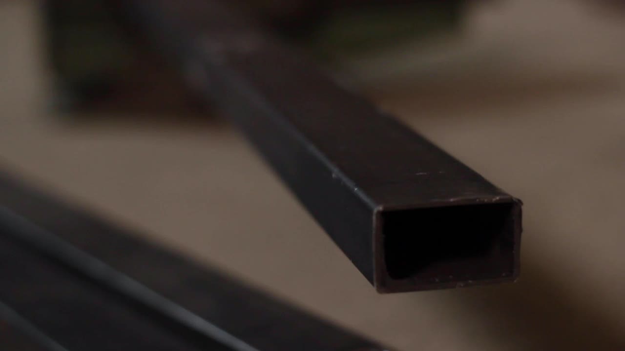 Metalworking vise used my worker to cut metal pipe, interior tilt up