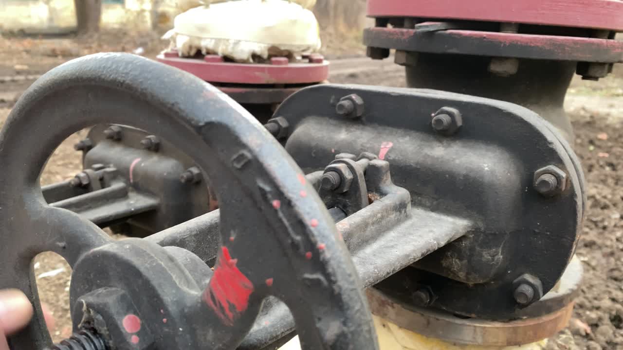 큰 브가 설치된 금속 물 파이프 밖으로 닫힌 물 회전 브