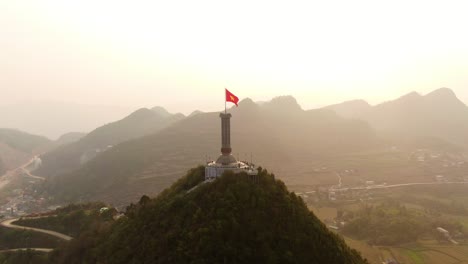 Vietnams-Nationalflagge-Am-Lungen-cu-fahnenmast-In-Der-Provinz-Ha-Giang-An-Einem-Sonnenuntergangnachmittag