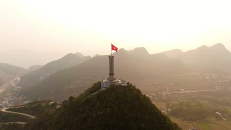 일몰 오후 하장성 폐동 깃대에 있는 베트남 국기