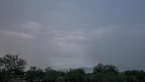 Columnas-De-Lluvia-Monzónica-Empapa-Una-Vista-Del-Desierto-Al-Final-De-Un-Día-De-Verano