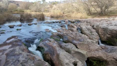 Panorámica-Suave-En-Un-Río-Con-Una-Persona-Caminando-Sobre-él