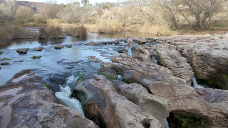 panorámica suave en un río con una persona caminando sobre él