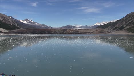 aguas heladas de la entrada de alquitrán y el glaciar cubierto de ceniza volcánica, parque nacional y reserva de la bahía de los glaciares, alaska