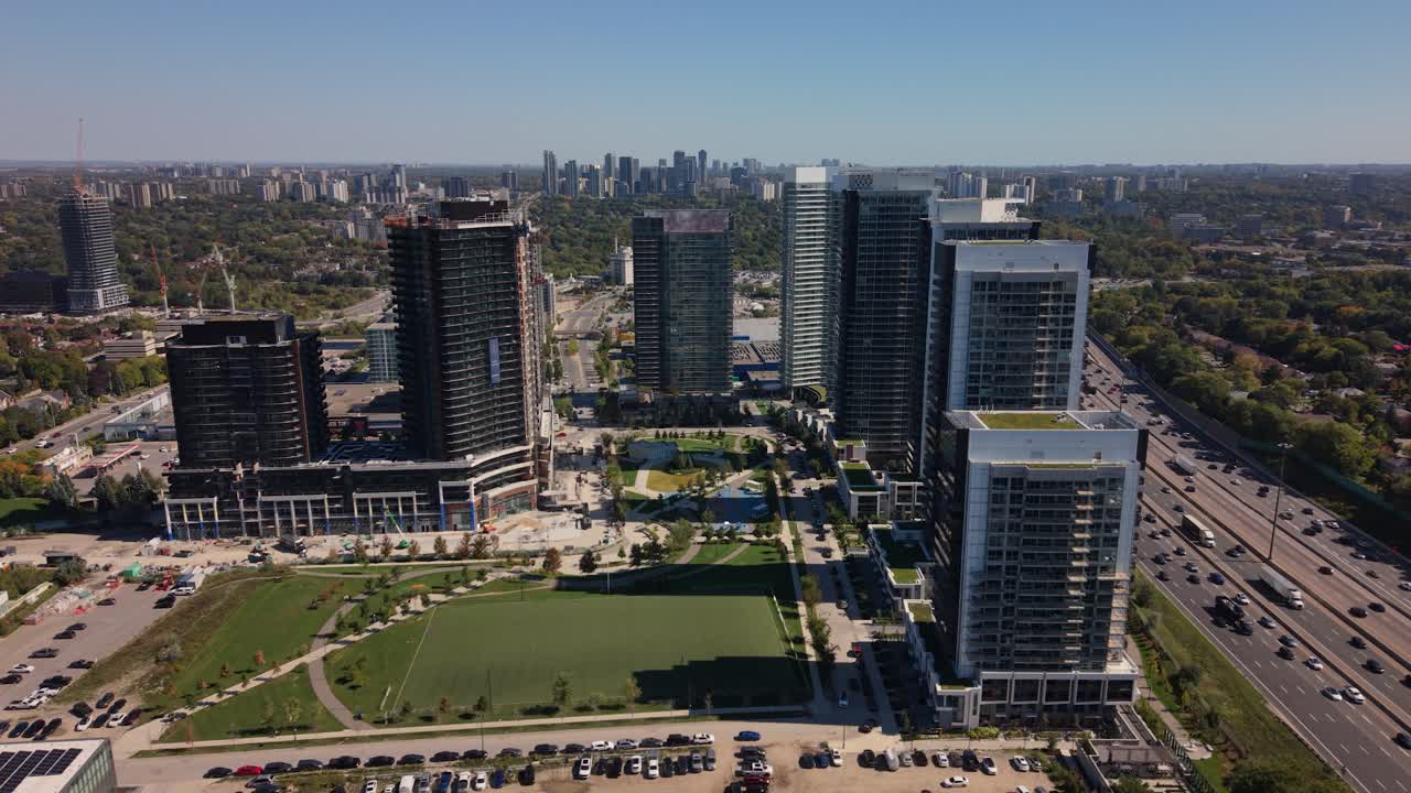Panoramica aerea del quartiere degli appartamenti di Toronto con uffici, parchi e strade circostanti, ripresa dall'alto verso il basso
