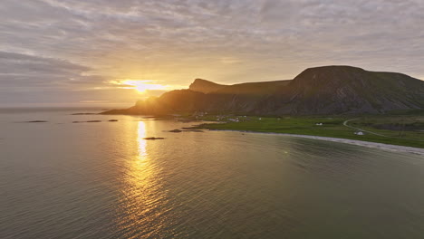 Stave-Norway-Aerial-V8-Cinematic-Panning-View,-Der-Die-Wunderschöne-Landschaft-Eines-Kleinen-Küstendorfes-Einfängt,-Umgeben-Von-Einer-Berglandschaft-Zur-Goldenen-Sonnenuntergangsstunde---Aufgenommen-Mit-Mavic-3-Cine---Juni-2022