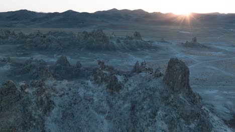 Luftdrohnenaufnahme-Der-Kalifornischen-Wüste-Trona-Pinnacles-Bei-Sonnenuntergang