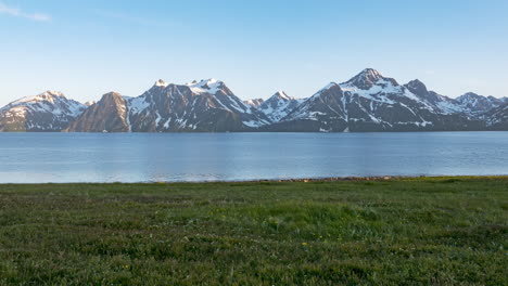 Majestuosas-Montañas-De-Los-Alpes-De-Lyngen-A-Través-Del-Agua-Del-Fiordo,-Lapso-De-Tiempo-De-Noruega