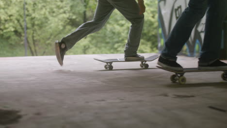 rapazes caucasianos a patinar num edifício em ruínas.