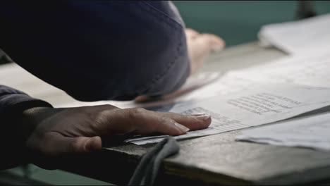 trabajador de la fábrica inspeccionando documentos