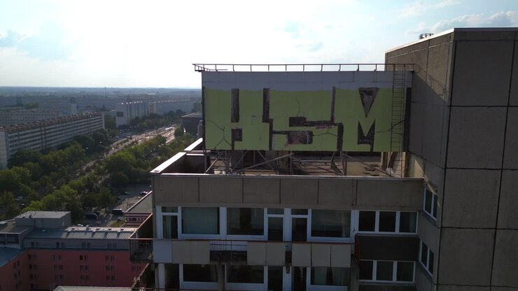 Halle-Neustadt, edificio prefabbricato Plattenbau danneggiato, Sassonia-Anhalt, Germania, edifici danneggiati. Fantastica vista aerea con volo di drone in ascesa.