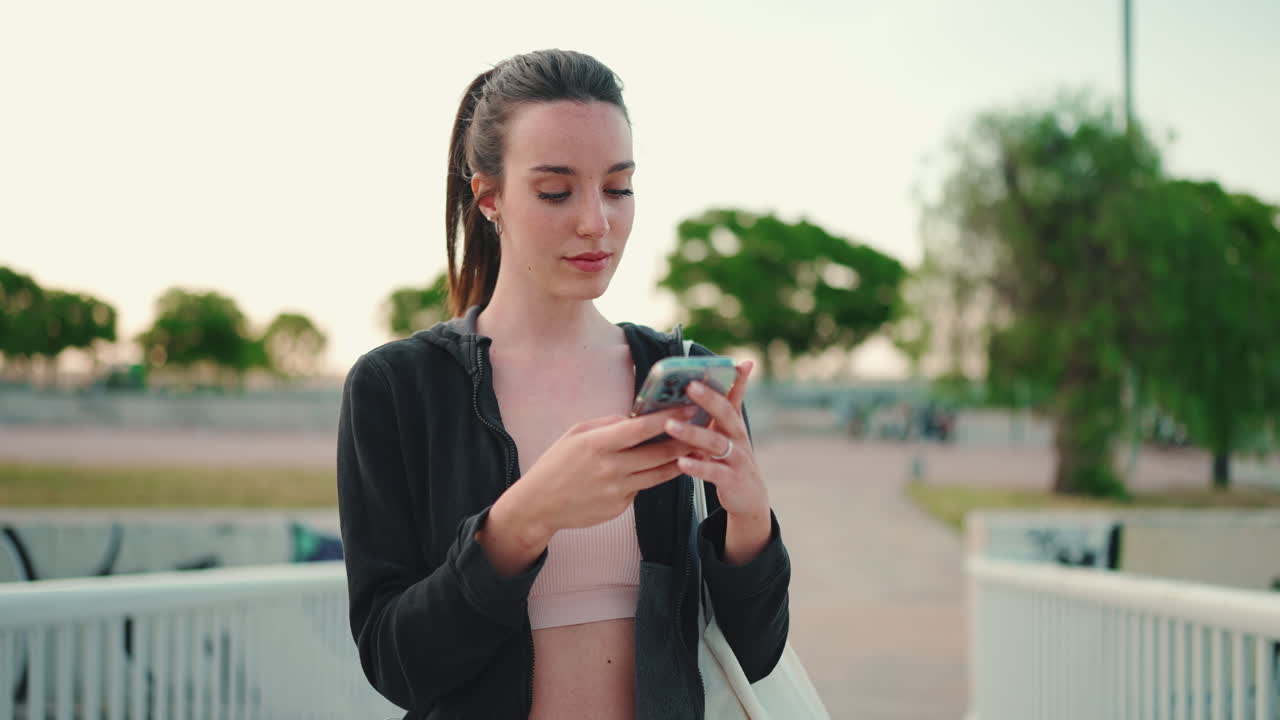 mujer usando teléfono inteligente al aire libre
