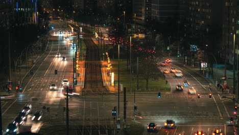 Ein-4K-Hochwinkel-Nachtbild-Zeitraffer-Von-Verkehr-Und-Straßenbahnen-In-Der-Berliner-Innenstadt