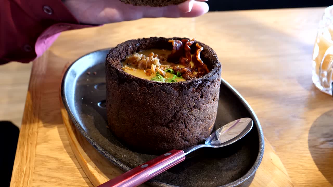 sopa lituana en un tazón de pan negro. 2 clips