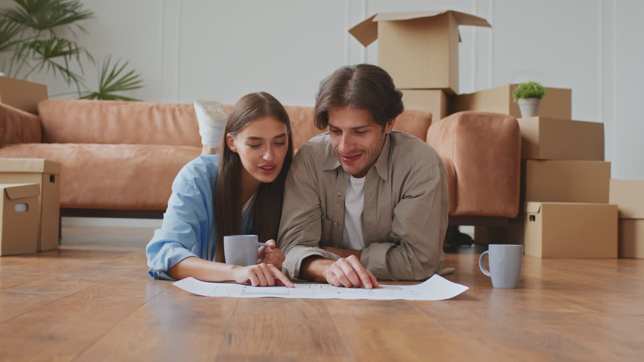 pareja planeando su nuevo diseño de casa