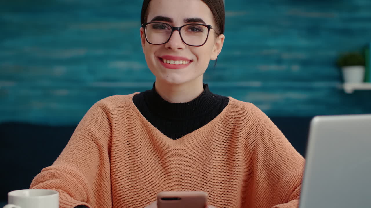 Ritratto di una studentessa che usa lo smartphone per navigare su Internet