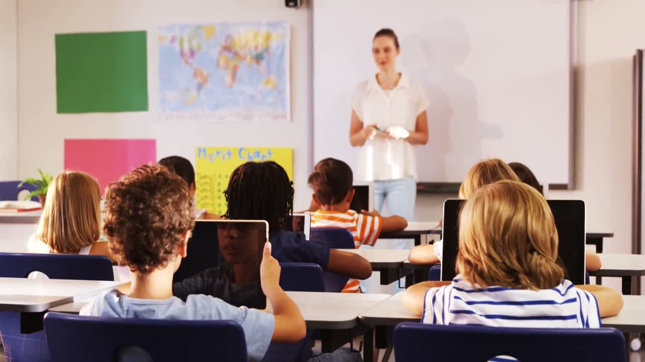 los niños están usando una tableta de computadora