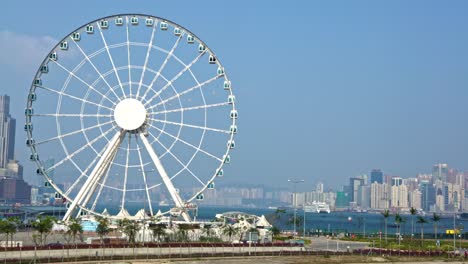 4k ferris wheel amusement en el centro de hong kong. el fondo del horizonte del centro