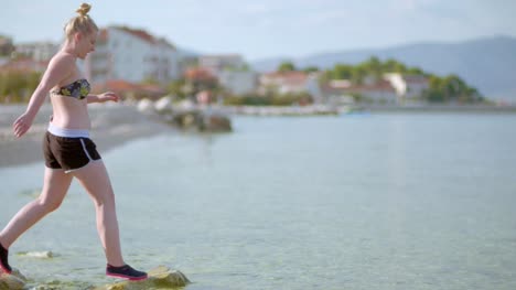 Junge-Dame-Sitzt-Am-Strand,-Während-Sie-Ihr-Mobilgerät-Benutzt-8-Using