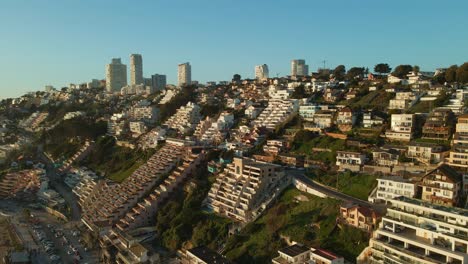 Luftaufnahme,-Die-Sich-über-Den-Gebäuden-Der-Küstenstadt-Reñaca-An-Der-Strandpromenade-Von-Vina-Del-Mar-Erhebt