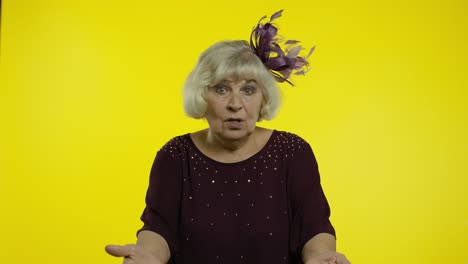 irritada anciana madura levantando las manos, indignado preguntando la razón del fracaso, preguntando qué, por qué