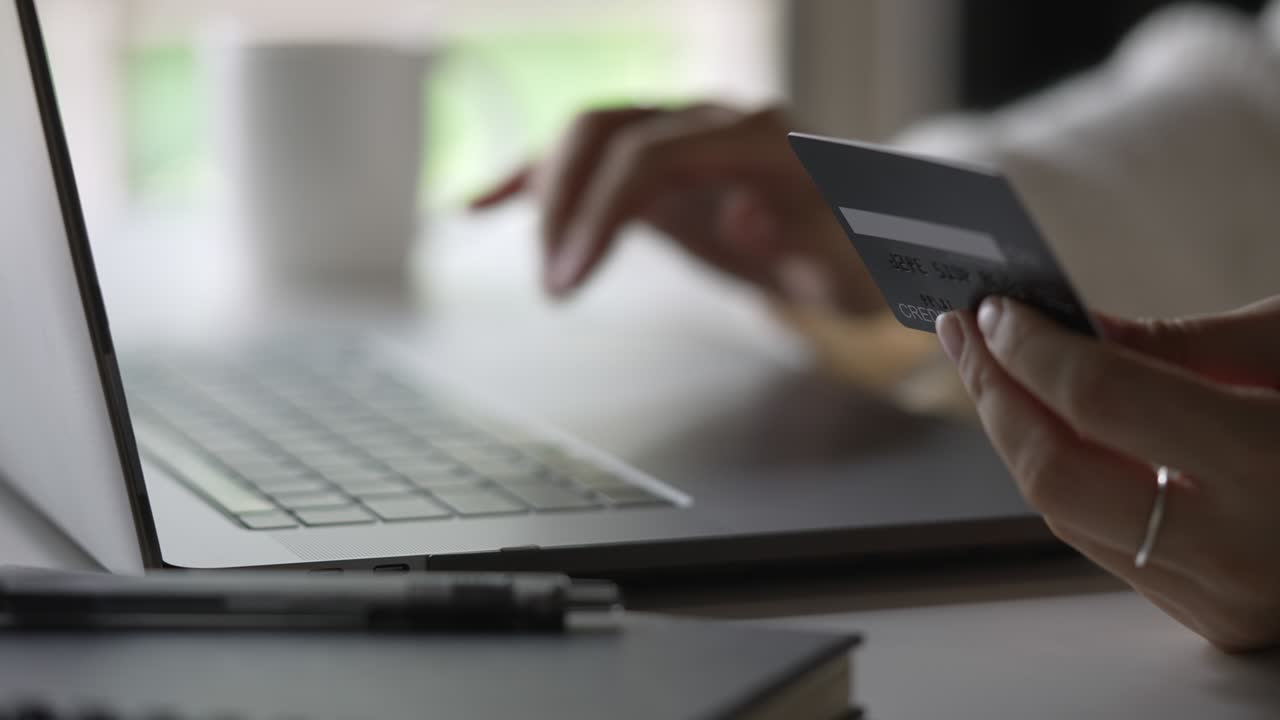 manos femeninas con tarjeta de crédito y usando portátil. compras en línea
