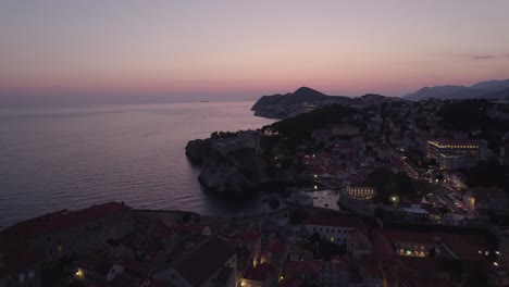 Retiro-Aéreo-Crepuscular-Sobre-El-Popular-Destino-Turístico-De-Dubrovnik,-Croacia