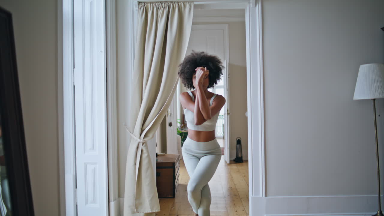 Modella di yoga pratica asana a casa, in primo piano. Donna africana che esegue stretching.