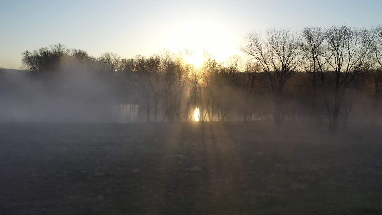 안개 가 가득 한 강 위 에서 해가 뜨는 것