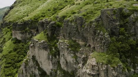 acantilados escarpados y escarpados al otro lado del río cerca de la fortaleza de khertvisi en meskheti, georgia