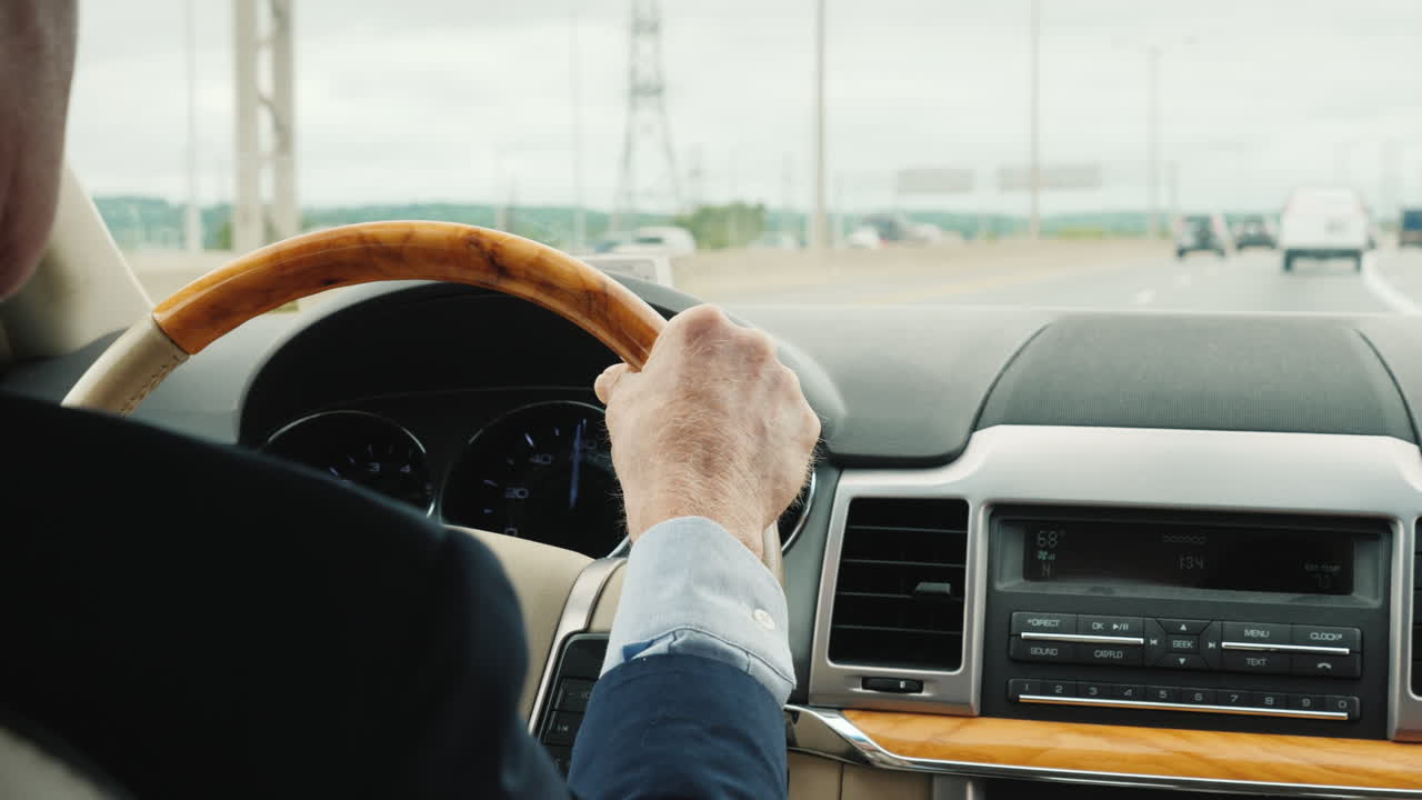 고급 세단을 운전하는 성공한 사업가