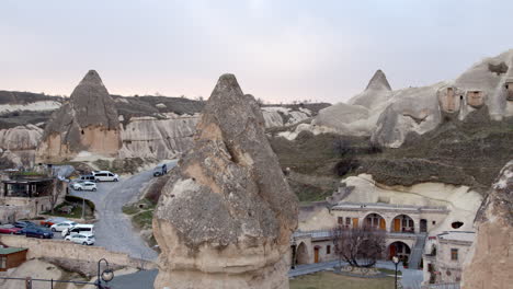 pueblo en la región central de anatolia capadocia con chimeneas de hadas