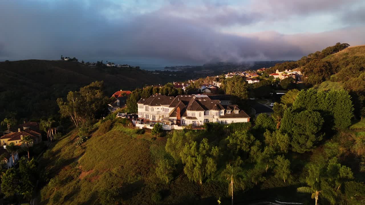 고급스러운 캘리포니아 집의 공중 풍경