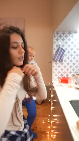la familia horneando juntos
