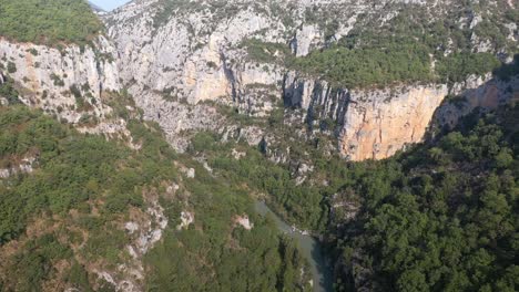 Eine-Hochfliegende-Drohne-Schoss-über-Einen-Fluss,-Der-Durch-Eine-Große-Schlucht-In-Frankreich-Fließt