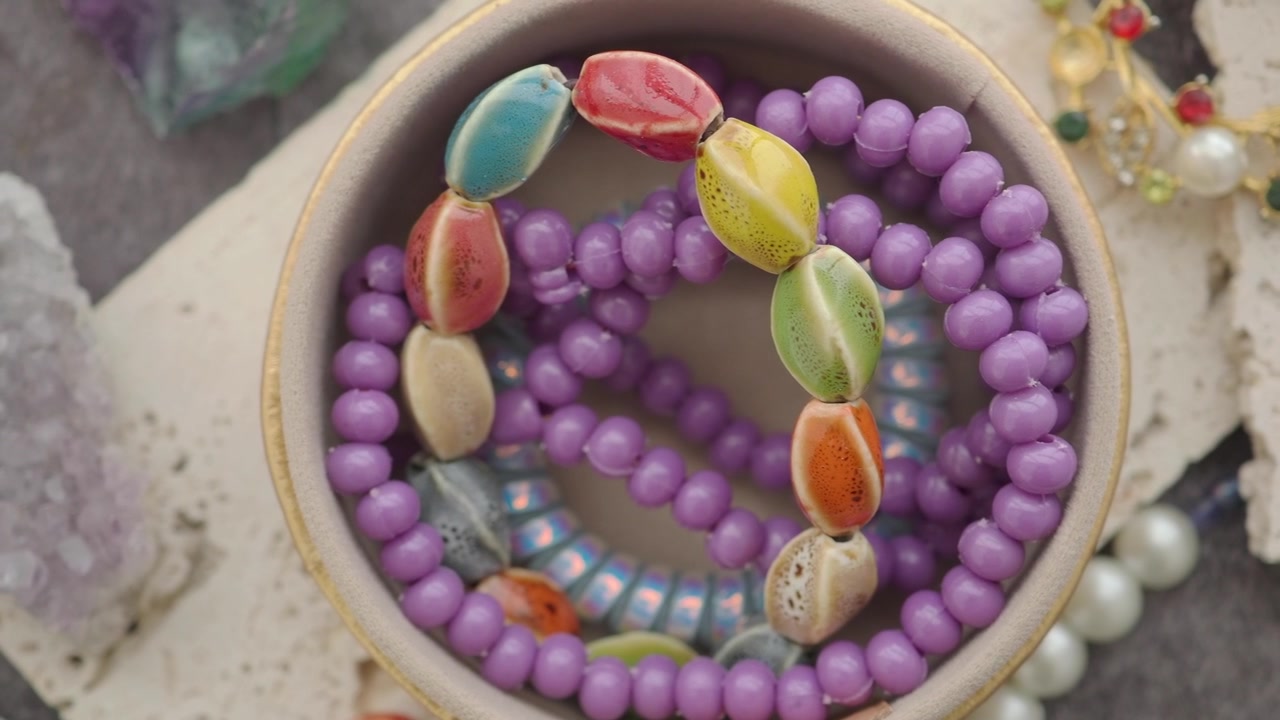 Braccialetti di perline colorati in un portagioie