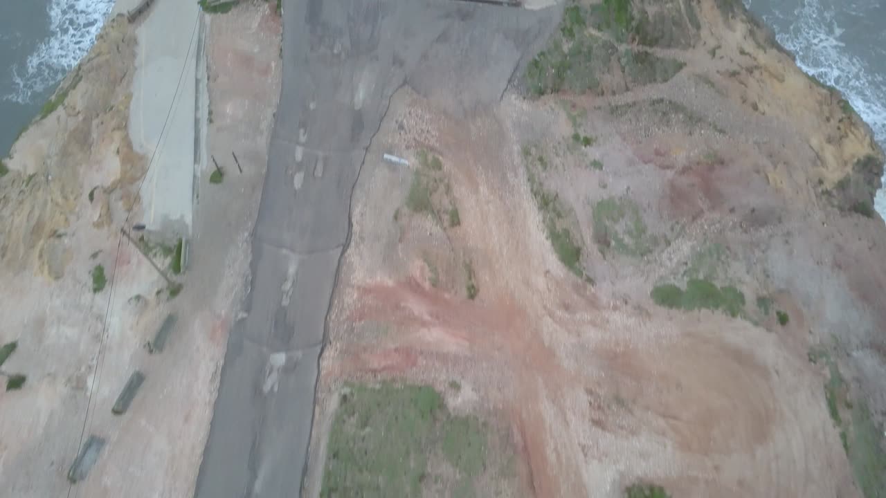 un lugar icónico en la costa atlántica, la meca del surf de grandes olas. vista del faro de nazare en el cañón norte de la zona, lugar con las olas más grandes de europa, nazare, portugal