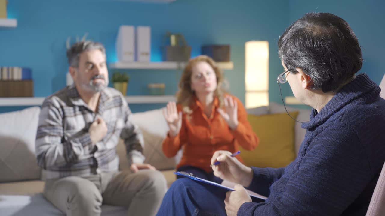 una pareja de mediana edad y un psiquiatra.
