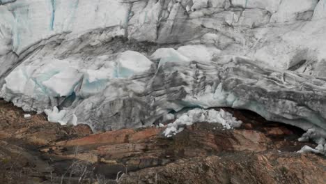 pan a través de un glaciar hasta donde se encuentra con la tierra
