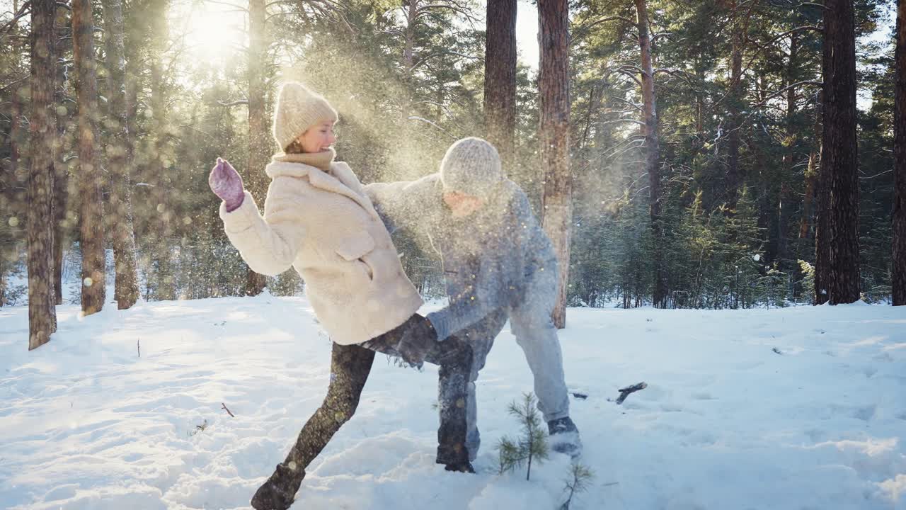 pareja jugando en la nieve