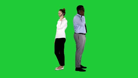 joven afroamericano hombre y mujer de pie espalda a espalda haciendo llamadas telefónicas en una pantalla verde, llave de croma