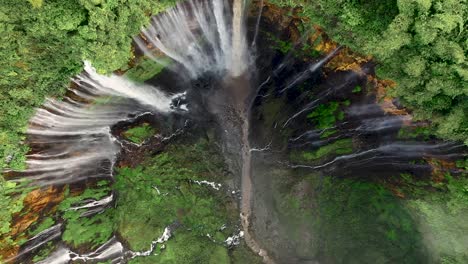 vista desde arriba, impresionantes imágenes de drones de las cascadas de tumpak sewu coban sewu