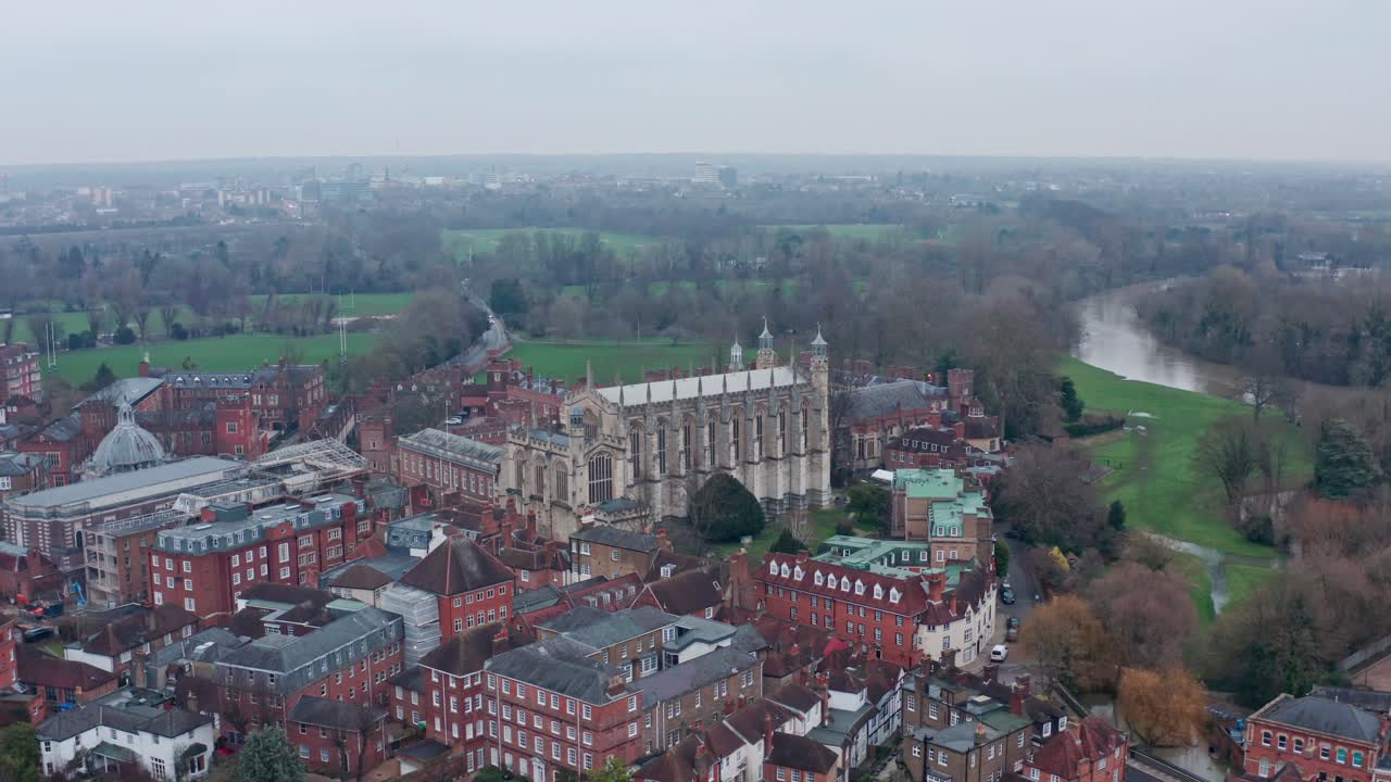 흐린 날 이튼 대학 예배당의 회전 공중 드론 샷