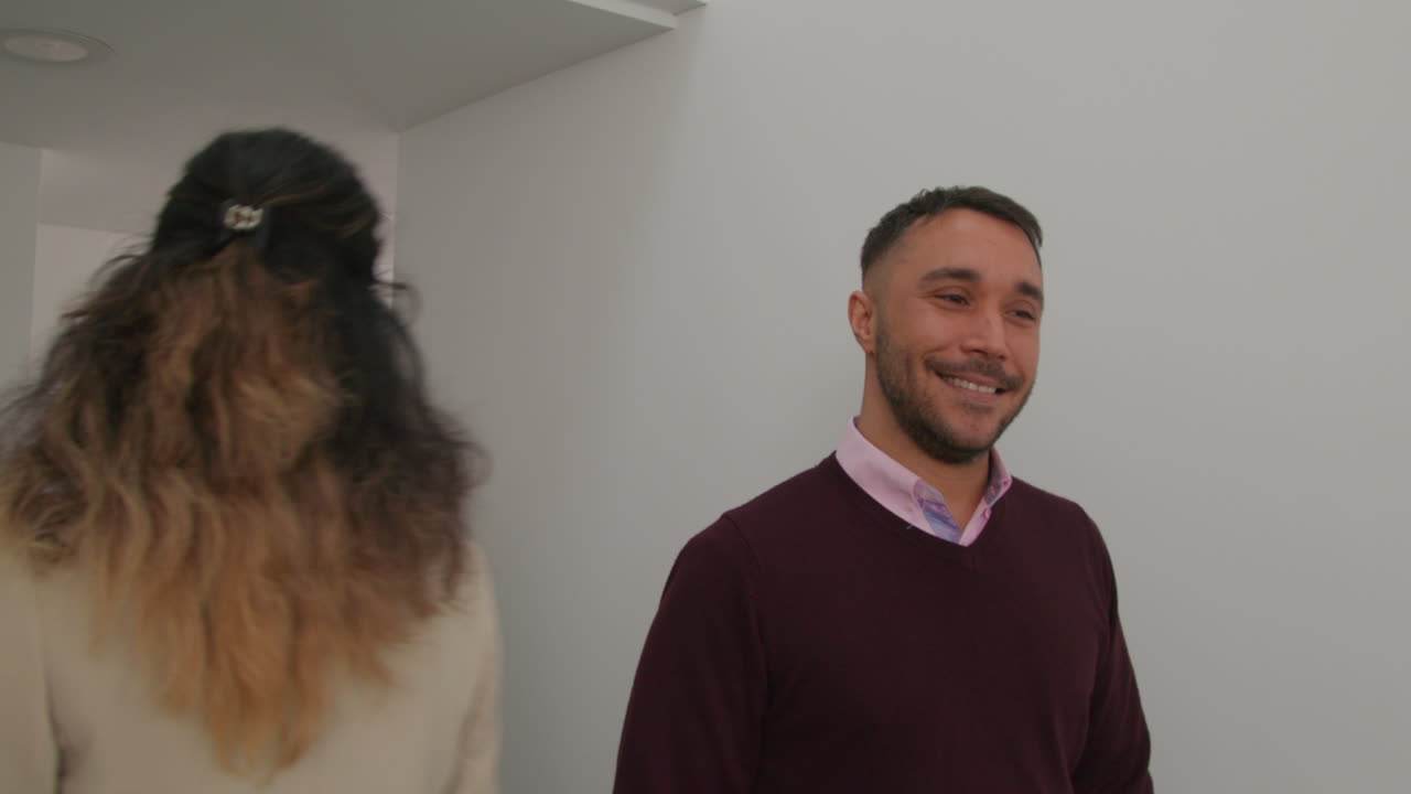 maestros masculinos y femeninos pasando mientras caminan a lo largo del corredor en el edificio de la escuela juntos