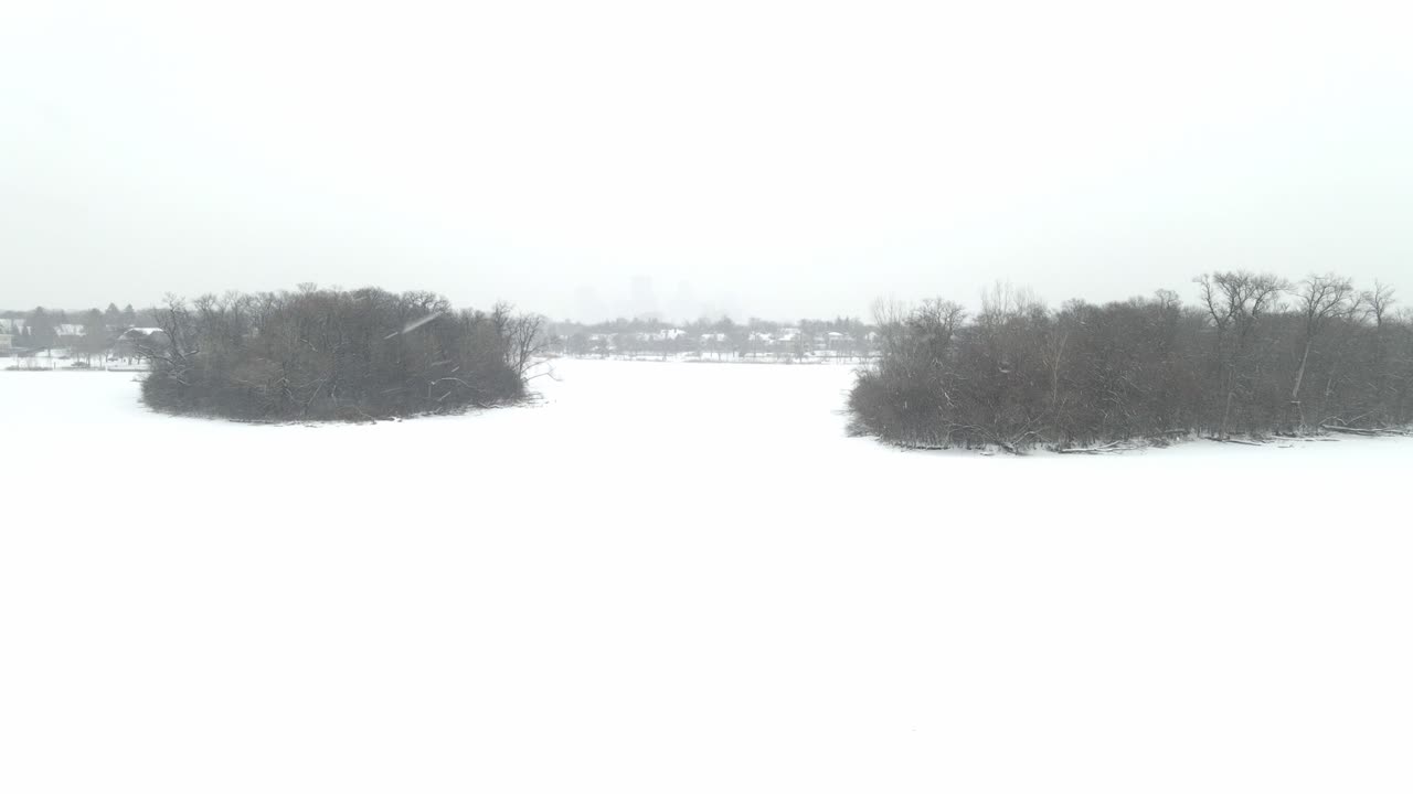 Kış kar fırtınası sırasında Minneapolis, Minnesota'daki Lake of the Isles.