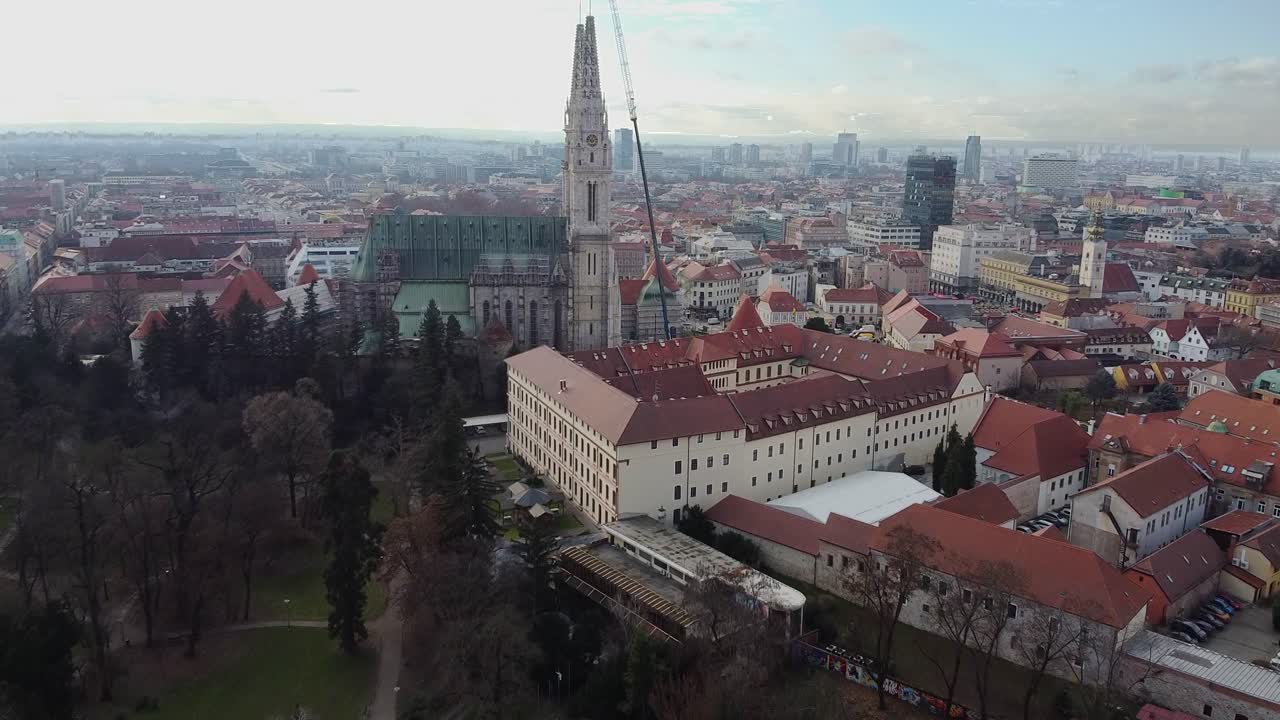 vista aérea de la ciudad de zagreb en croacia volando sobre el parque de arte y hacia la catedral
